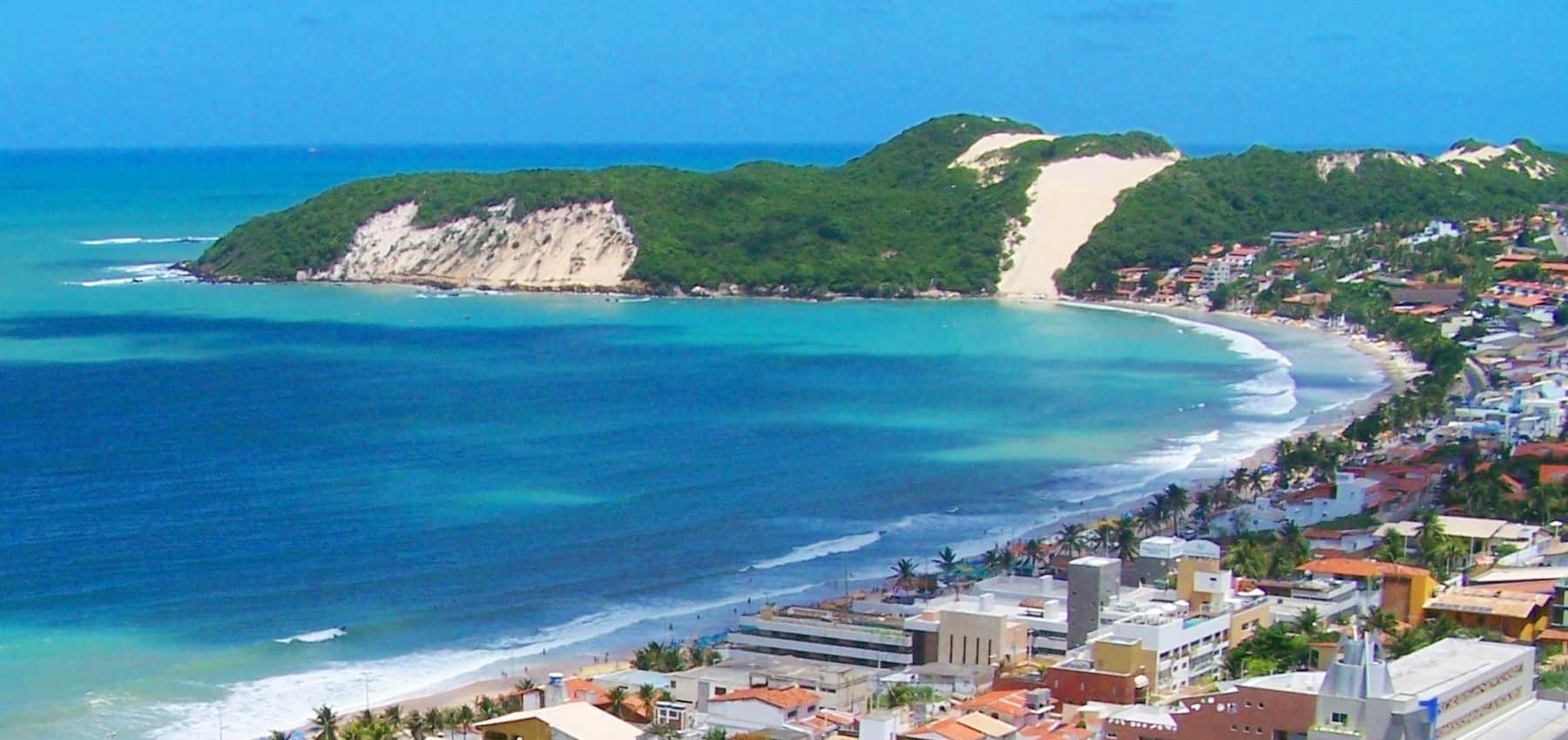 Praia de Ponta Negra com o Morro do Careca ao fundo, em Natal