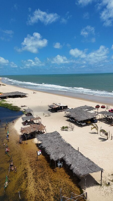 Barracas à beira-mar vistas das dunas no passeio de buggy