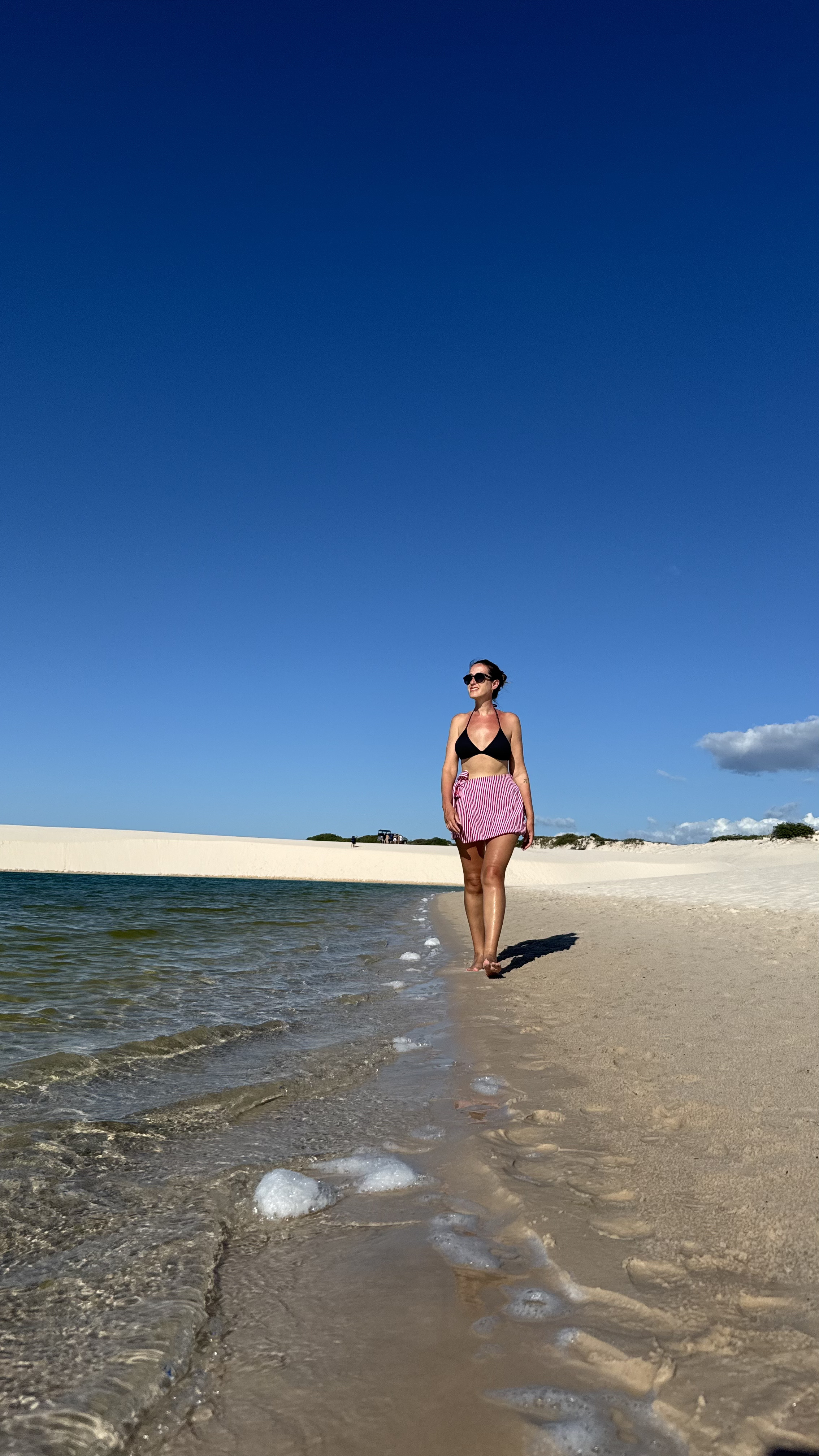 Viajante nas dunas dos Lençóis Maranhenses, perto da Lagoa Bonita