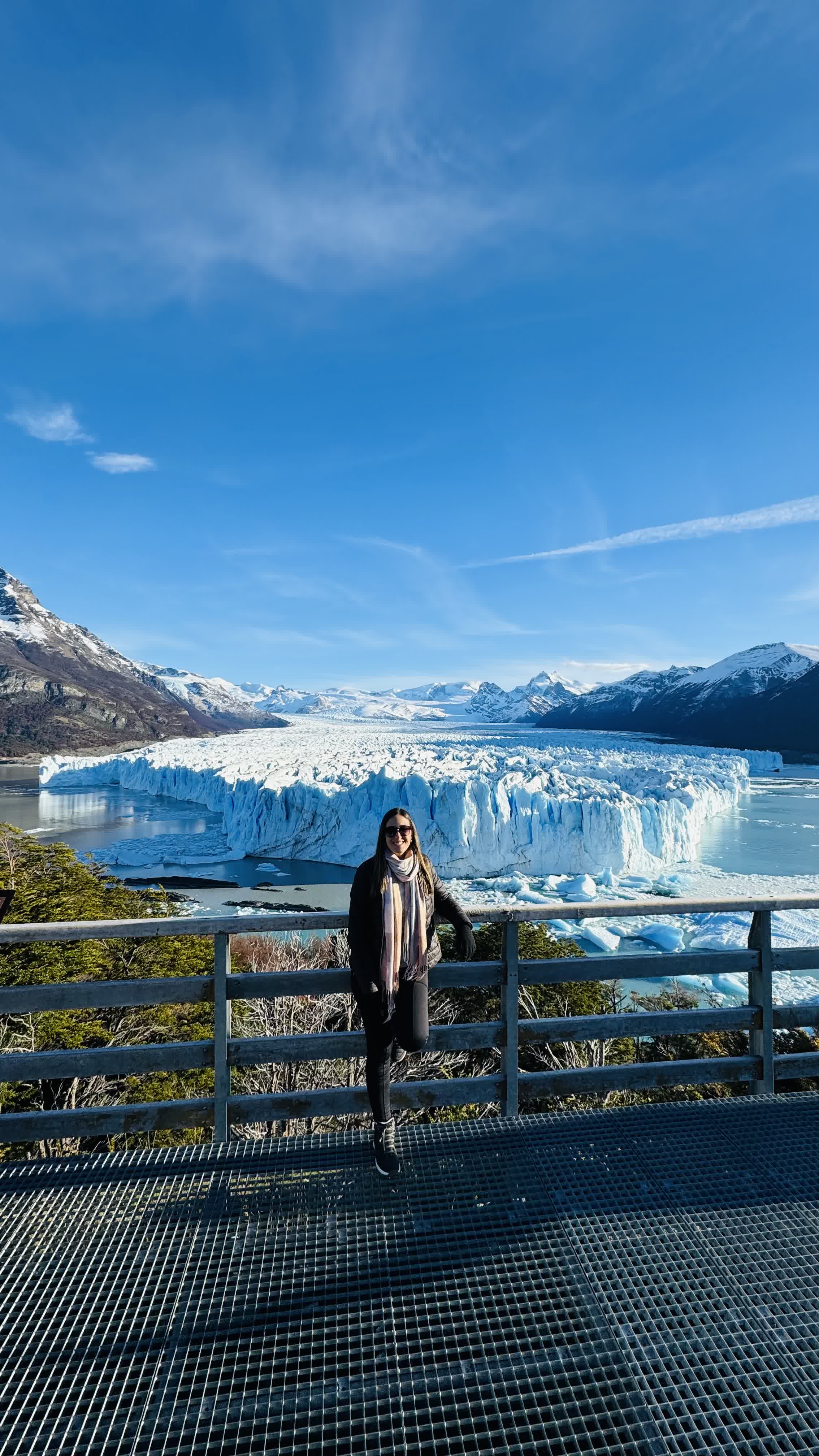 Viajante no mirante do Glaciar Perito Moreno, em El Calafate