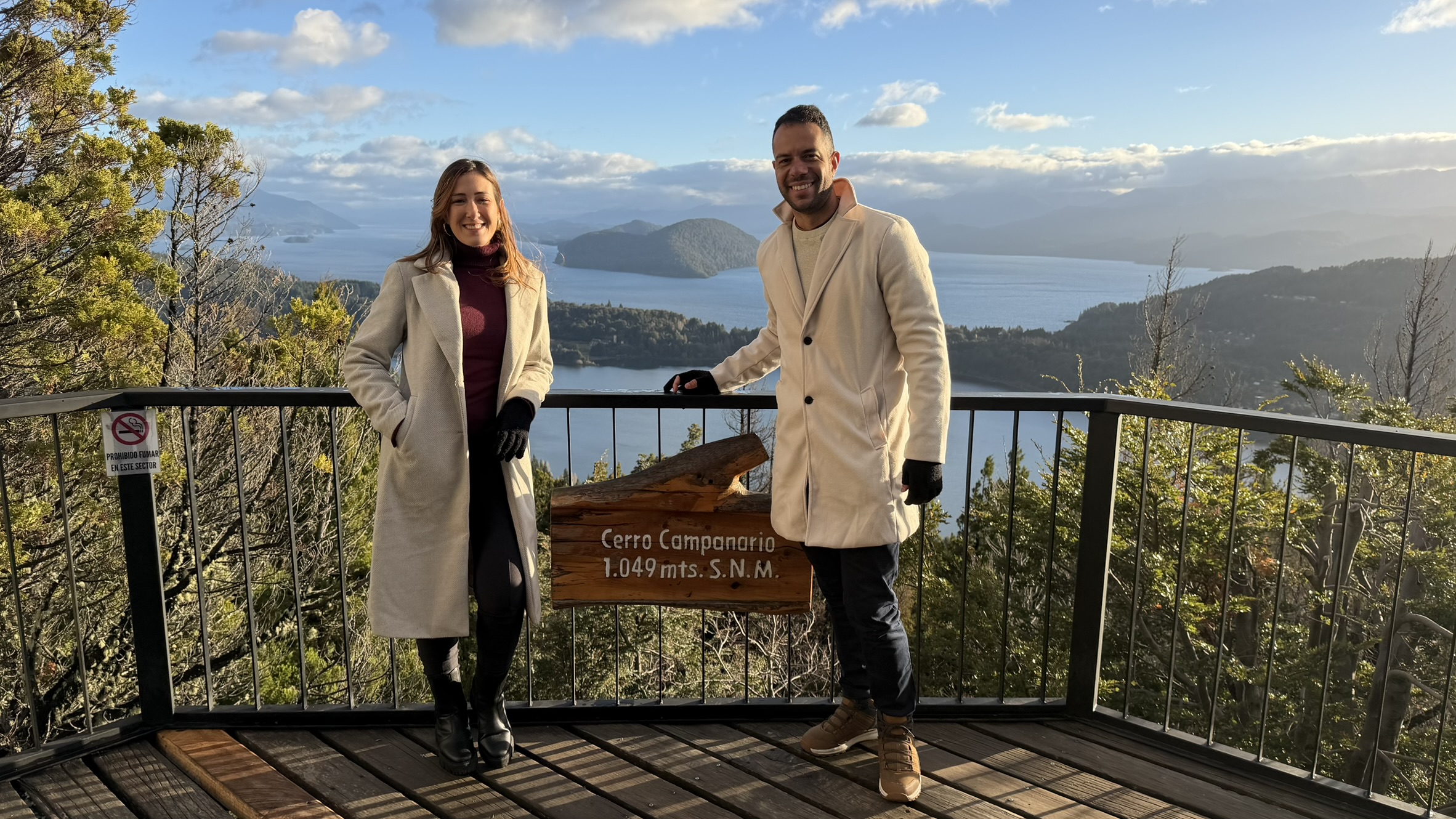 Casal no mirante do Cerro Campanario com os lagos de Bariloche ao fundo