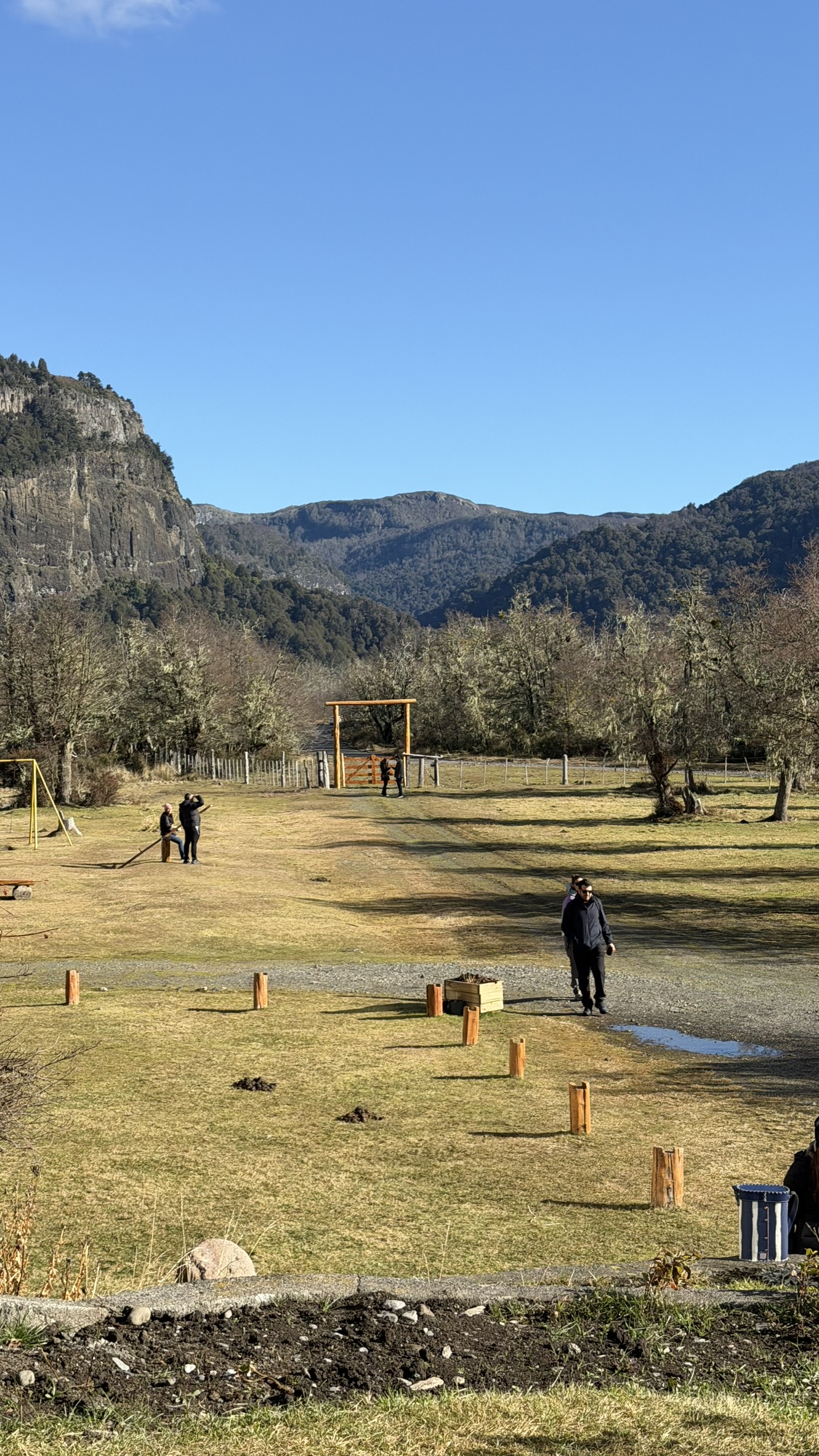 Campo da estância com bosque e montanhas perto de Bariloche