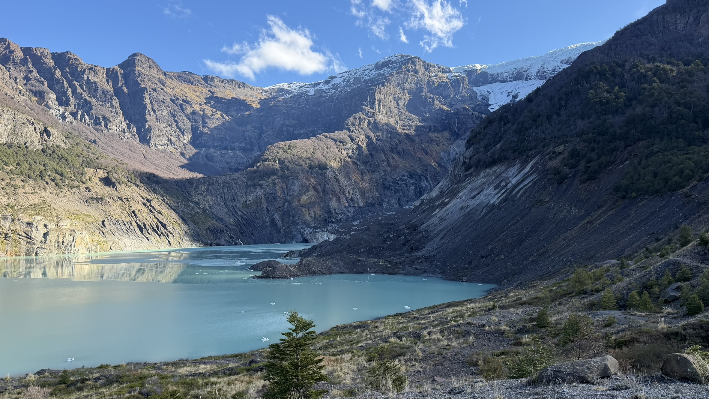 Ventisquero Negro e lago de degelo aos pés do Cerro Tronador