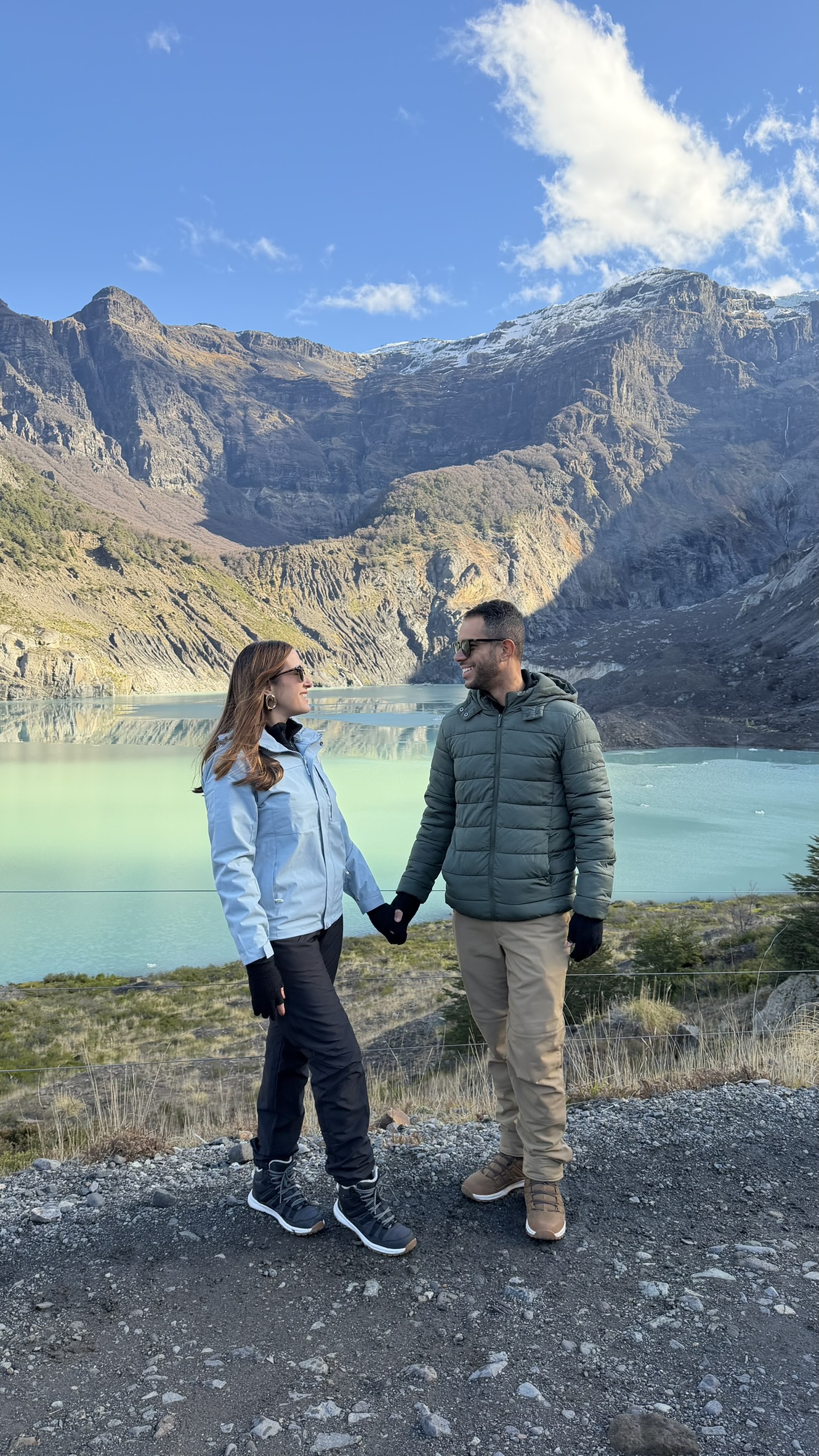 Casal de mãos dadas diante do Ventisquero Negro, no Cerro Tronador