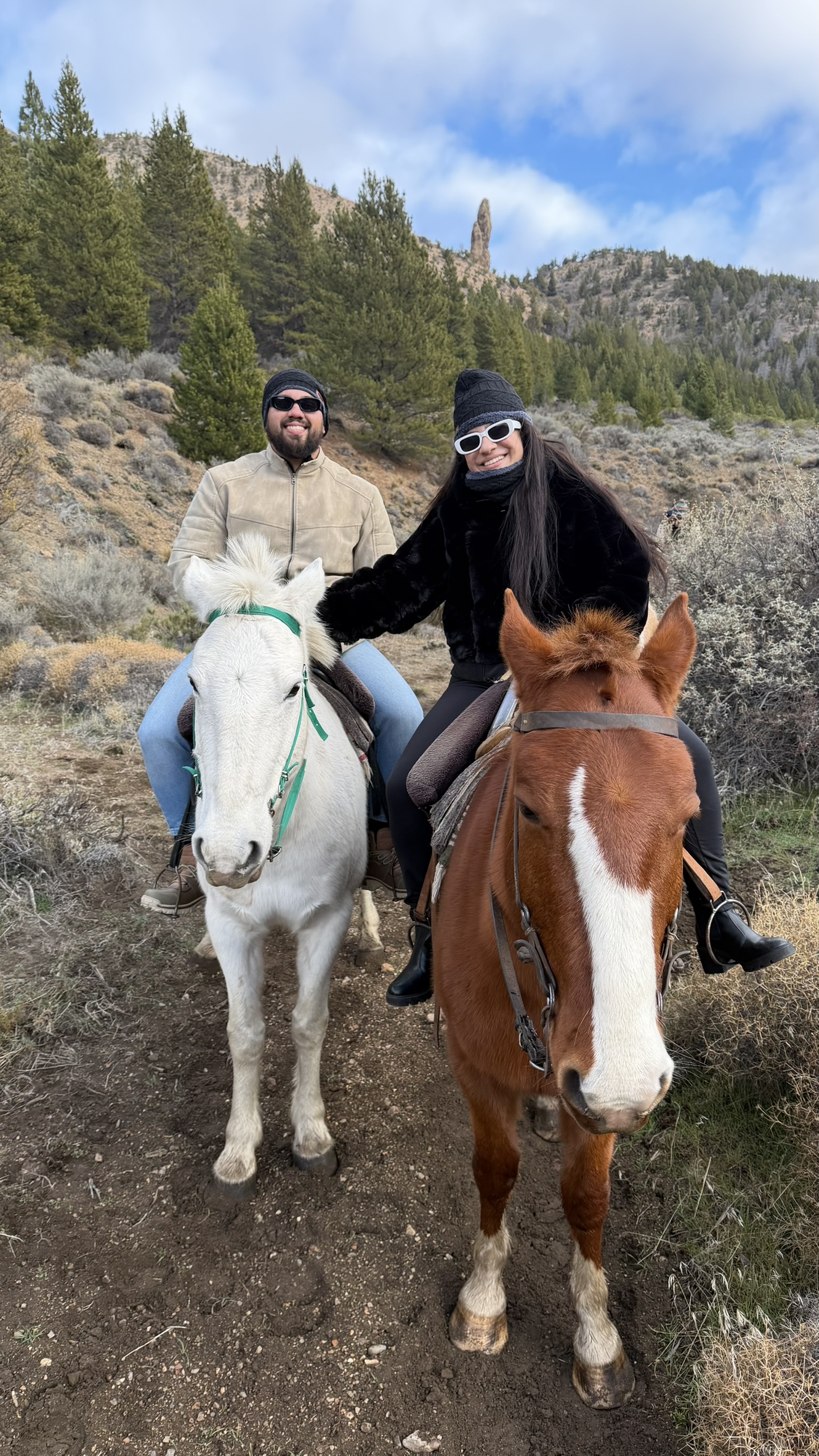 Casal a cavalo na estância durante a cavalgada perto de Bariloche