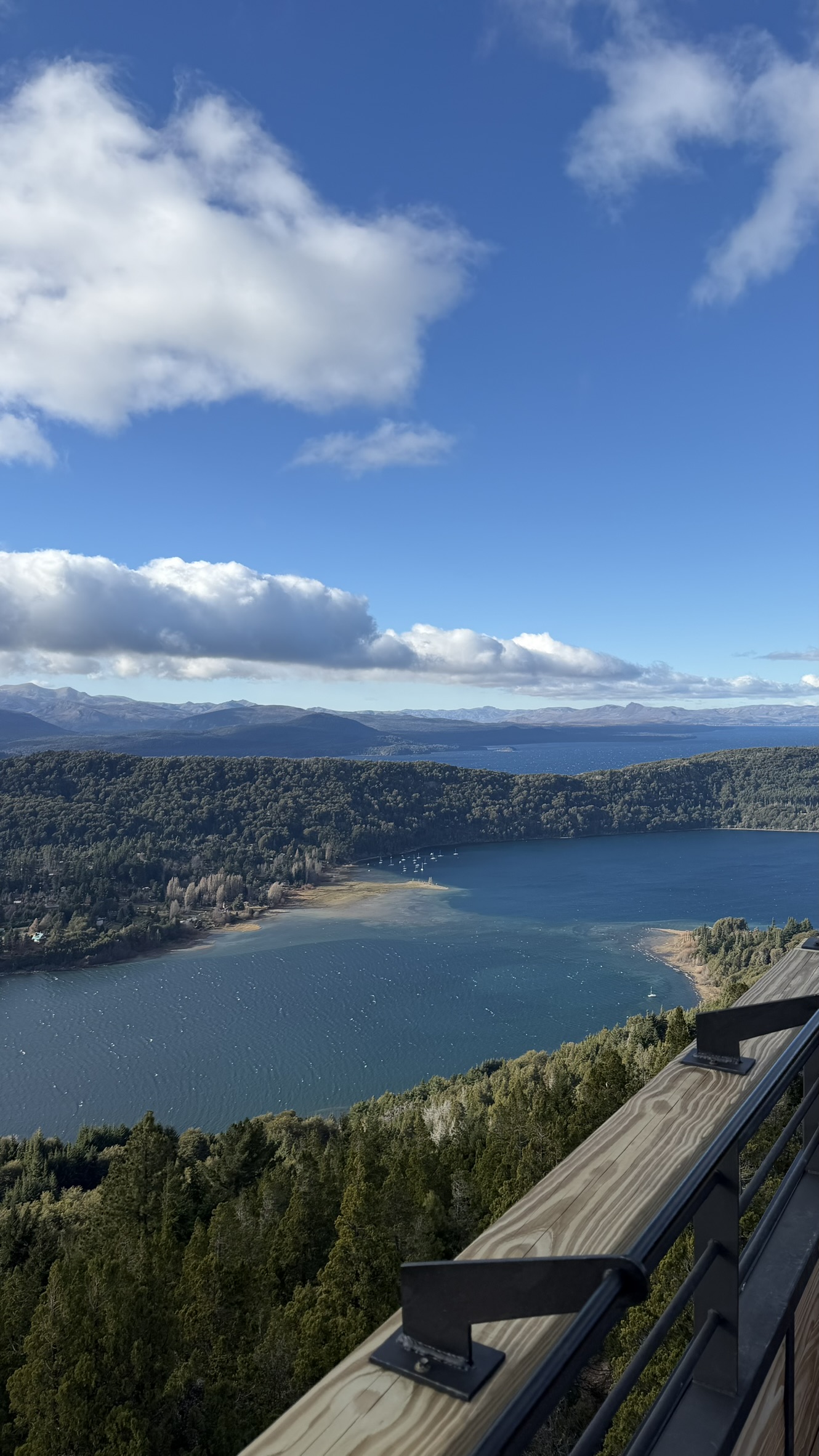 Vista do alto do Cerro Catedral sobre os lagos de Bariloche