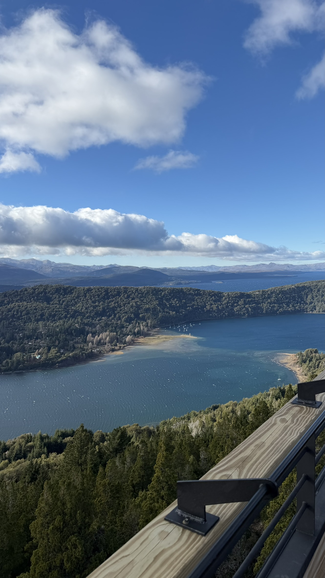 Lago Nahuel Huapi e montanhas vistos do alto do Cerro Catedral, em Bariloche