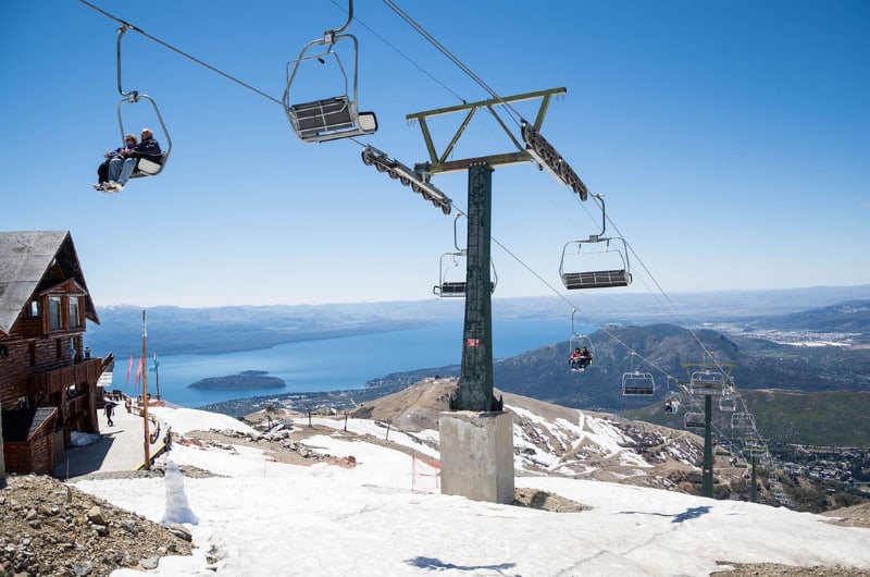 Aerosilla do Cerro Catedral com o Lago Nahuel Huapi ao fundo, em Bariloche