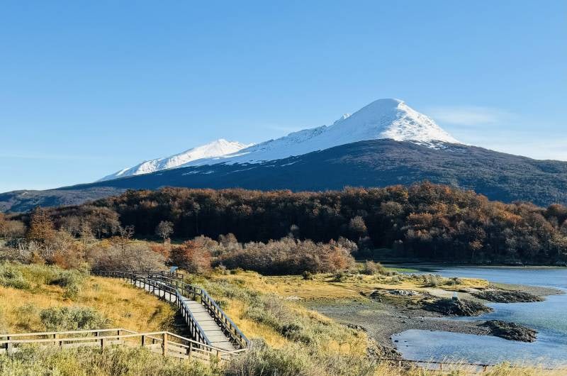 Bahía Lapataia com montanha nevada e passarela, no Parque Nacional Tierra del Fuego