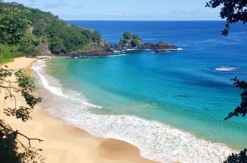 Baía do Sancho, praia de areia clara e mar azul em Fernando de Noronha