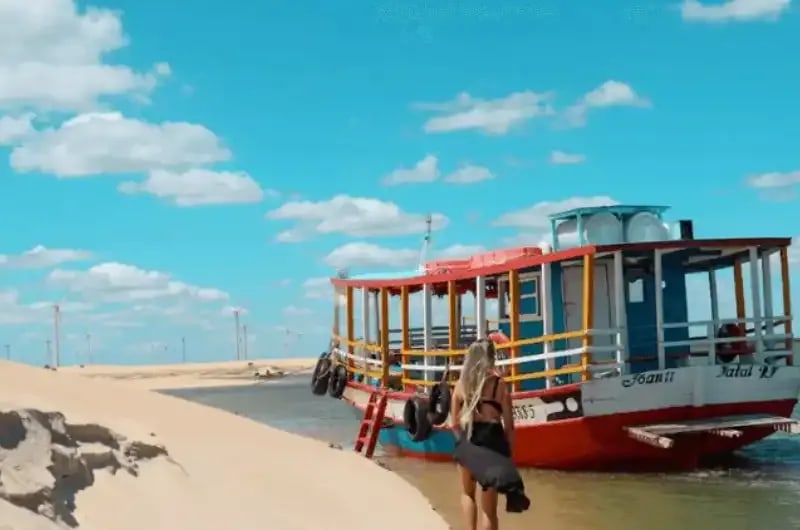 Barco colorido na praia de Galinhos