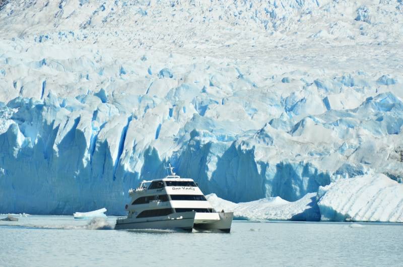 Barco diante do paredão de gelo do Glaciar Spegazzini
