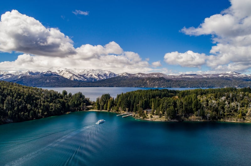 Barco navegando pelo Lago Nahuel Huapi a caminho da Isla Victoria