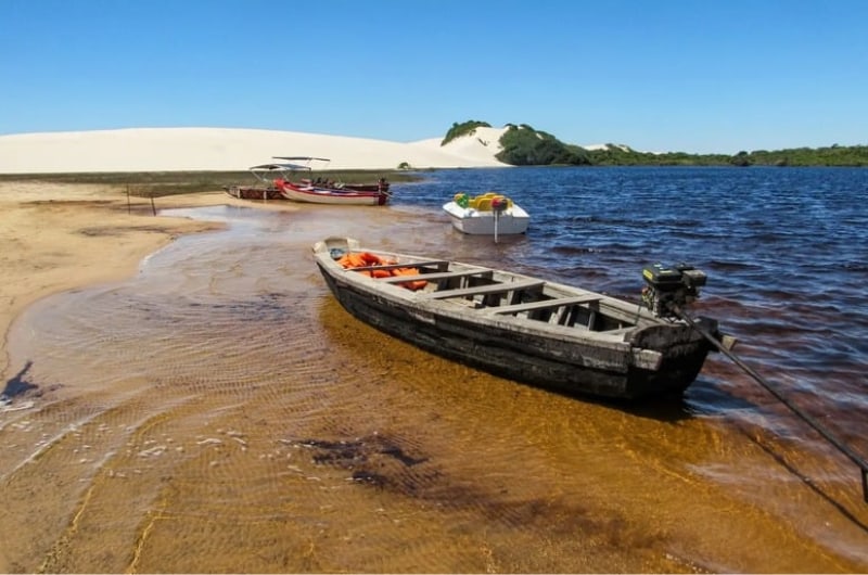 Barco voadeira na margem do Rio Alegre, em Santo Amaro do Maranhão