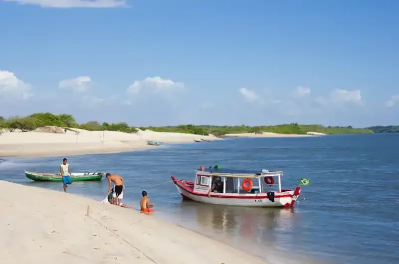 Barco na margem do Rio Preguiças na Praia de Caburé