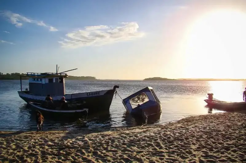 Barcos de pescadores na margem do rio ao entardecer, em Caburé