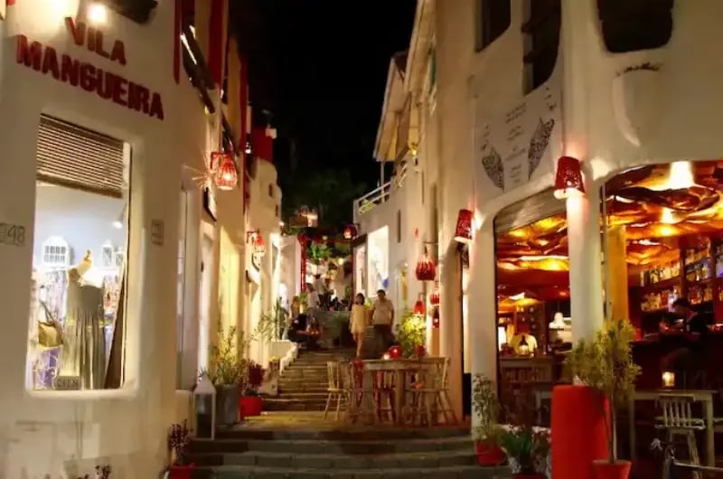Bares e restaurantes na Avenida dos Golfinhos, em Pipa