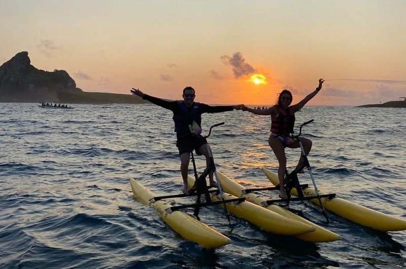 Bike aquática ao pôr do sol em Fernando de Noronha