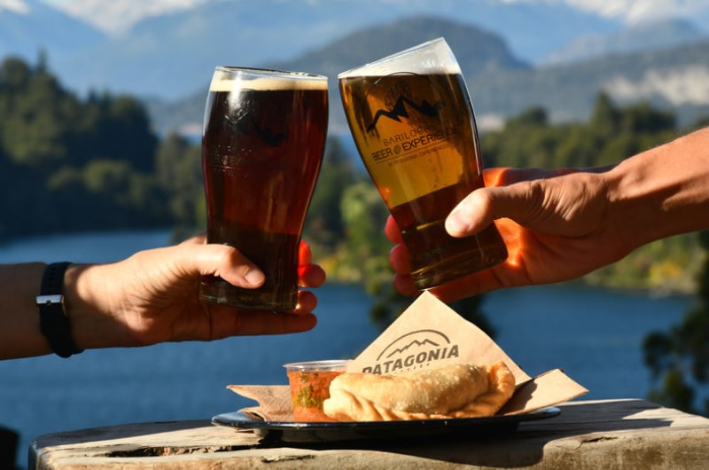 Brinde com cervejas artesanais diante do lago na Cervejaria Patagonia, em Bariloche
