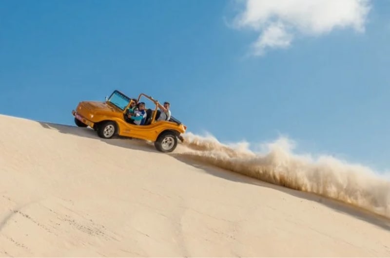 Buggy levantando areia nas dunas do litoral norte de Natal