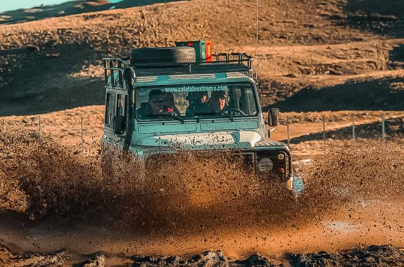 Caminhonete 4x4 levantando terra na trilha dos Balcones de Calafate