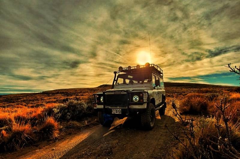 Caminhonete 4x4 ao pôr do sol na estepe de El Calafate