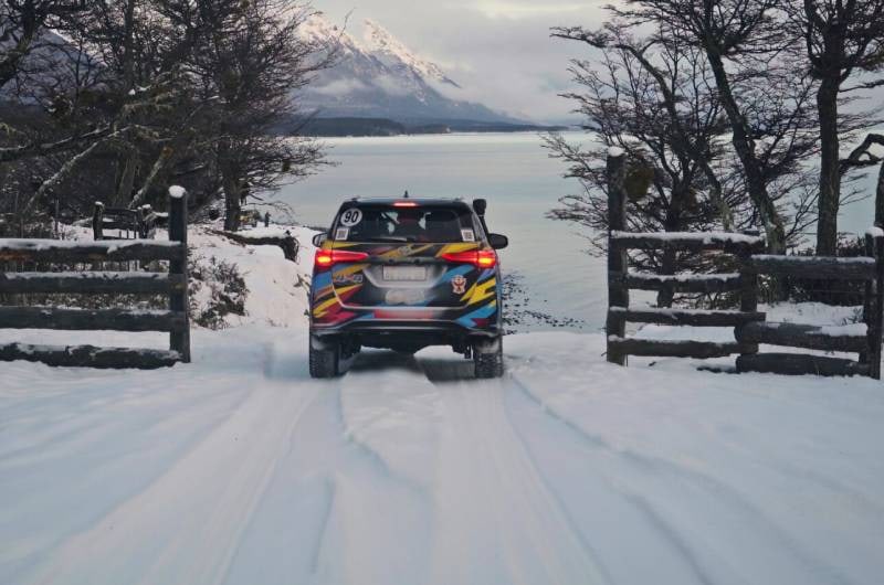 Caminhonete 4x4 em trilha nevada no bosque perto do Lago Fagnano