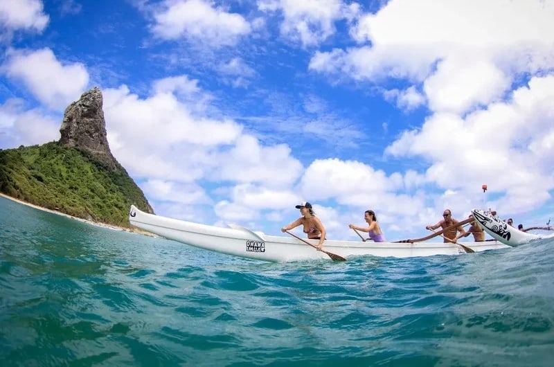 Canoa havaiana com o Morro do Pico ao fundo, em Fernando de Noronha