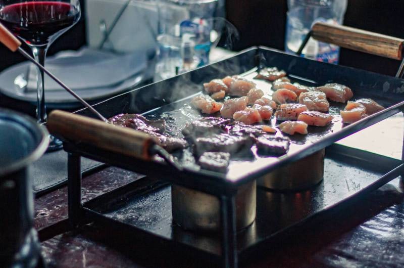 Carnes na chapa e vinho no jantar da Experiência Antártica