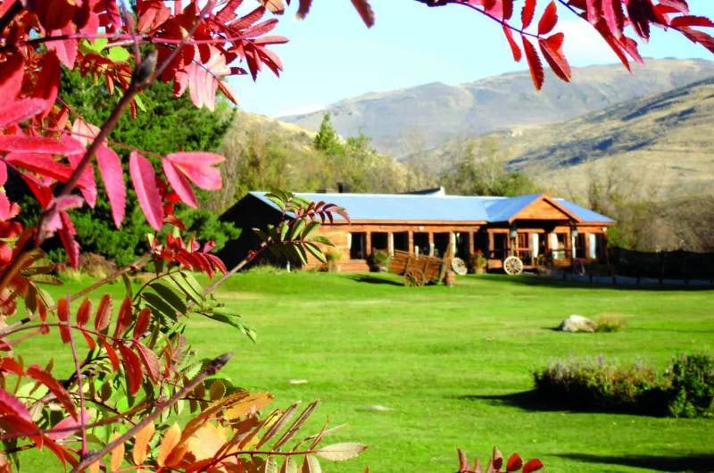 Casa da Estância 25 de Mayo com gramado e montanhas, em El Calafate
