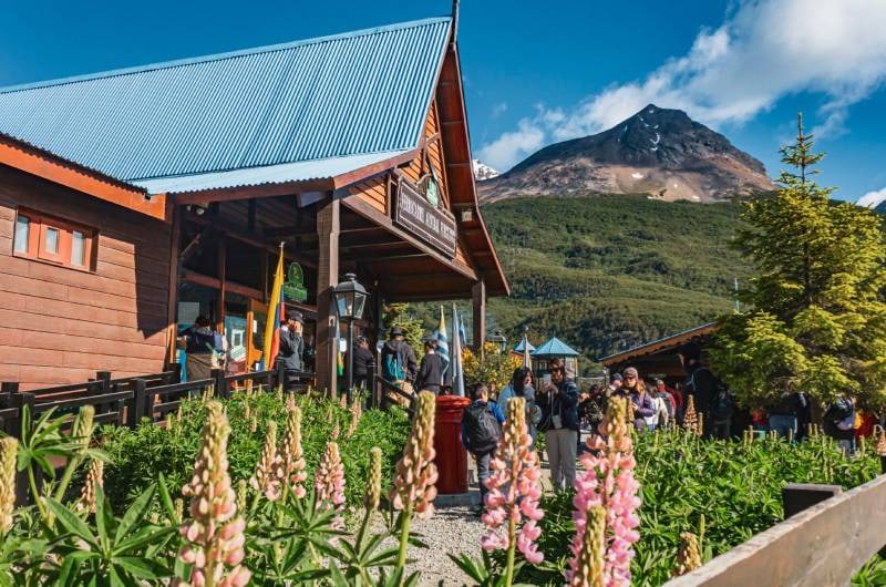 Casa de Té na base do Glaciar Martial com flores, em Ushuaia