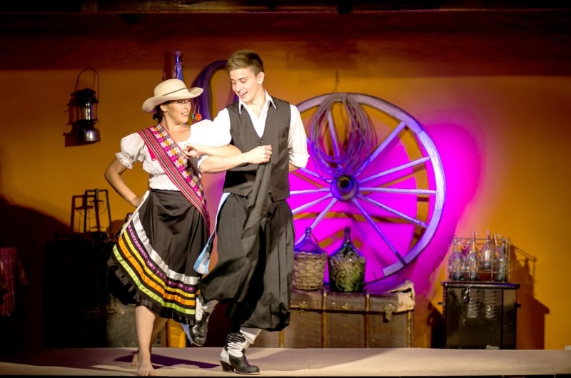 Casal dançando no show folclórico do jantar na Estância 25 de Mayo