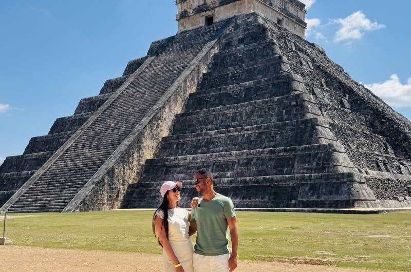 Casal diante da pirâmide de Kukulcán, em Chichén Itzá