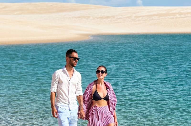 Casal numa lagoa cristalina dos Lençóis Maranhenses no passeio Lagoas Premium