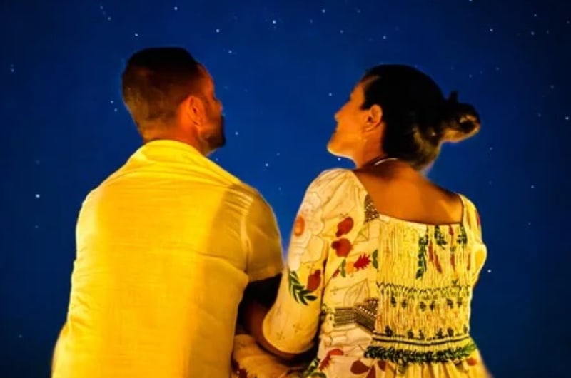 Casal olhando o céu estrelado nas dunas dos Lençóis Maranhenses