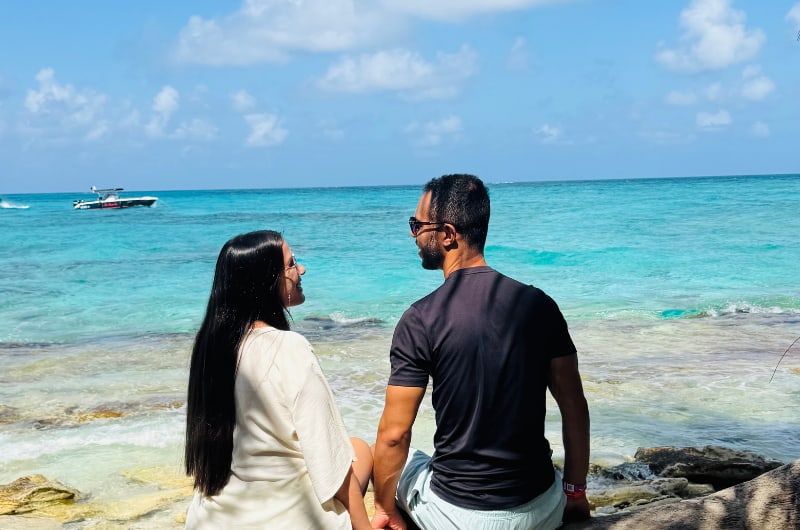 Casal olhando o mar de sete cores em Johnny Cay