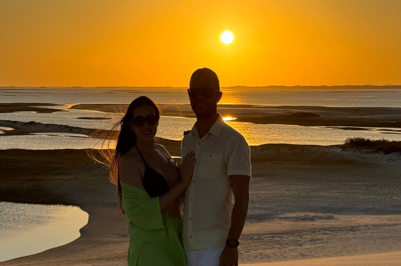 Casal ao pôr do sol nas dunas de Ponta Verde, em Santo Amaro