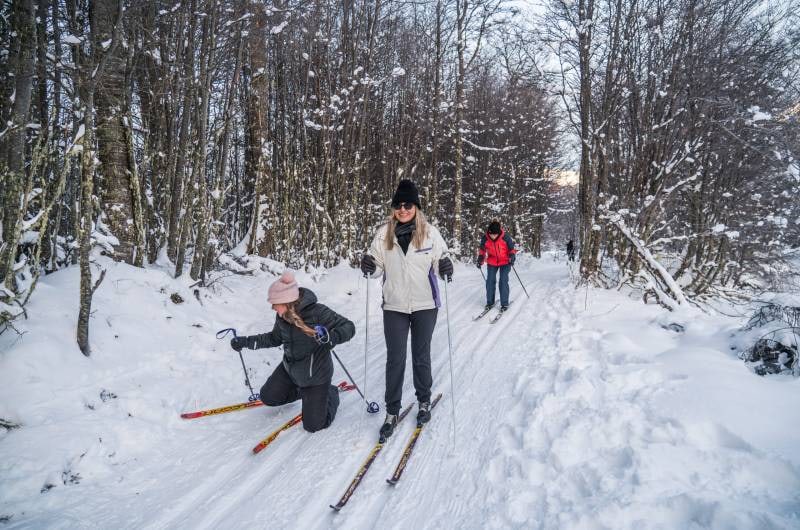 Casal com esquis de fundo na trilha nevada do Park Austral