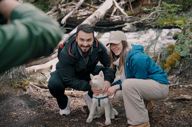 Casal com um husky no bosque do Park Austral