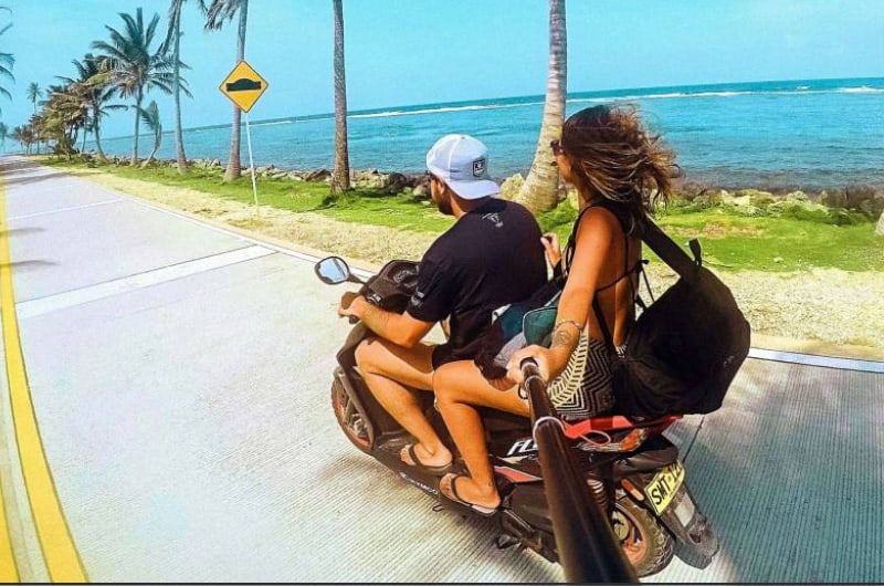 Casal de scooter na estrada de San Andrés