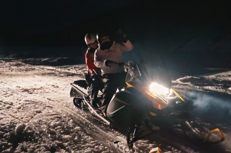 Casal em moto de neve ao entardecer no Park Austral, em Ushuaia