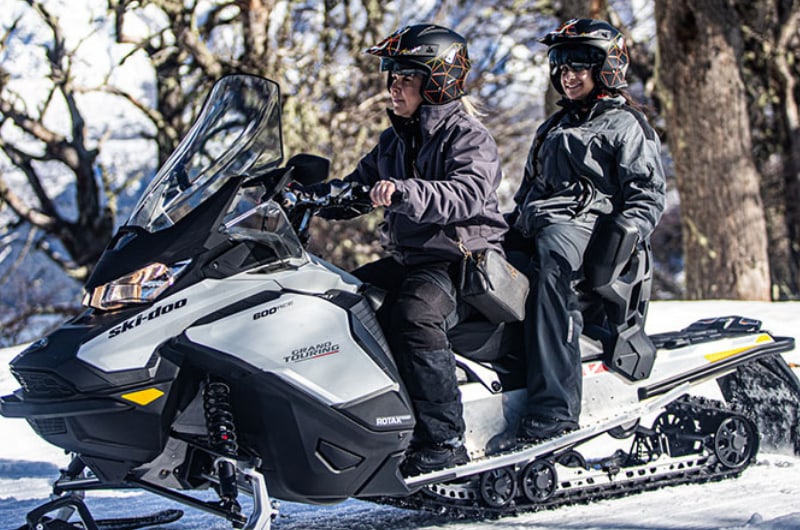 Casal em moto de neve no Centro de Ski Nórdico, em Bariloche
