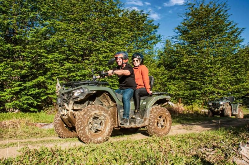 Casal em quadriciclo no bosque do Park Austral