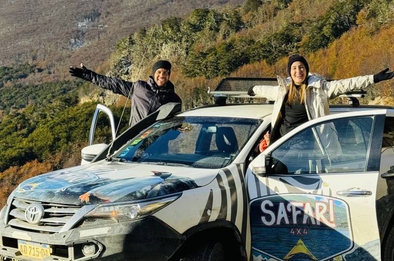 Casal na caminhonete do passeio off road 4x4 em Ushuaia