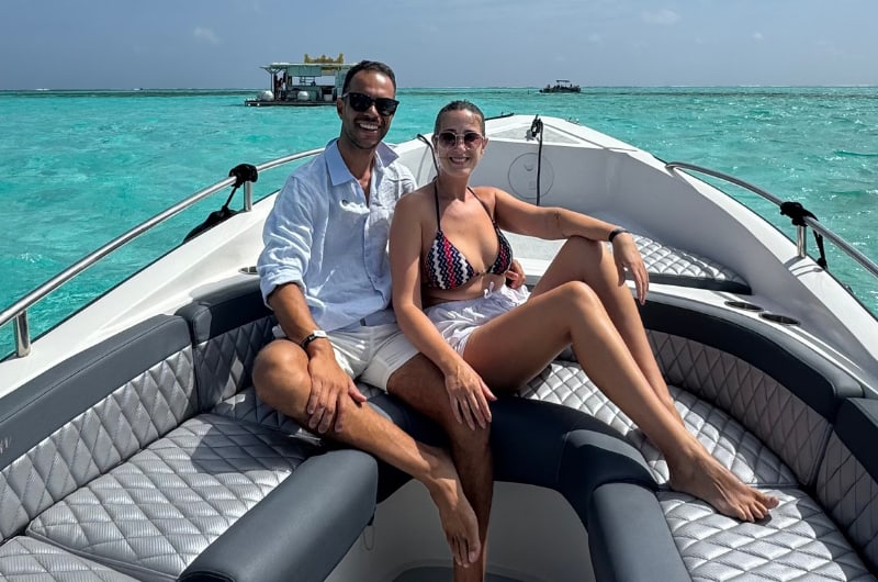 Casal na lancha privativa em San Andrés