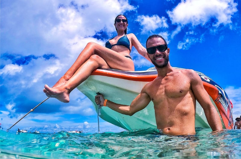 Casal na lancha nos parrachos de Rio do Fogo