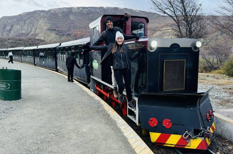 Casal na locomotiva do Trem do Fim do Mundo, em Ushuaia