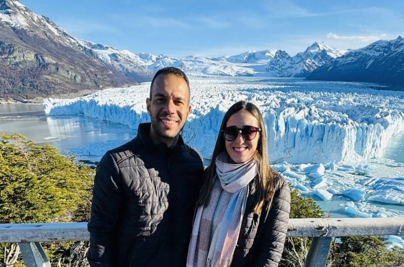 Casal nas passarelas diante do Glaciar Perito Moreno
