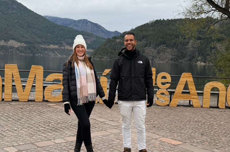 Casal no letreiro de San Martín de los Andes