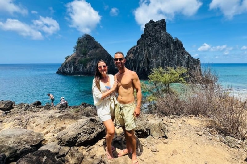 Casal no mirante diante do Morro Dois Irmãos, em Noronha
